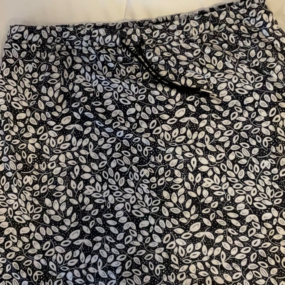 Black and white leaf pattern skort